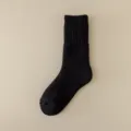 Nahaufnahme von warmen schwarzen gerippten Herren Socken für den Winter, kuschelig weich. - EU 37-44 / Schwarz