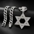 Dettaglio in primo piano del ciondolo stella di David in strass e della catena cubana. - Ciondolo con Catena Cubana da 18 pollici / Argento