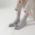 Calcetines de cinco dedos de malla transpirable para hombre, calcetines grises de verano. - Gris claro