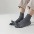 Vista detallada de calcetines grises de cinco dedos para hombre de algodón transpirable. - Gris oscuro