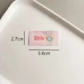 Étiquette tissu DIY avec broderie sourire, patch rose pour vêtements et accessoires de coiffure. - zm031