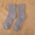 Détail de chaussettes douillettes grises montrant la texture douce pour un confort hivernal. - Tailles 39-44 / Gris clair