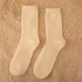 Vue détaillée de chaussettes de nuit douillettes en molleton de corail uni, texture douce. - Tailles 39-44 / Light jaune