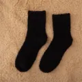 Gros plan de détails de chaussettes de nuit douillettes en peluche noire, texture chaude maison. - Tailles 39-44 / Noir