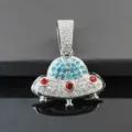 Gedetailleerde close-up van een stijlvolle UFO hanger ketting in hiphop stijl met strass steentjes. - Alleen Hanger (Geen Ketting) / Zilver