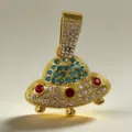 Gedetailleerde close-up van de gouden UFO-hanger met fonkelende strass-steentjes en hip-hop stijl. - Alleen Hanger (Geen Ketting) / Goud