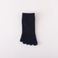 Detailopname van een effen donkerblauwe tenensok voor heren met gescheiden tenenconstructie. - Maat 40-43 Met Hak / Marineblauw