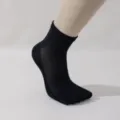 Primer plano de calcetines negros con dedos para hombre, diseño de malla transpirable para correr. - Negro