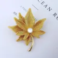 Broche feuille d'érable dorée exquise avec perle centrale pour une tenue élégante. - Feuille d'Érable Jaune Doré