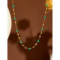 Elegante collana in acciaio inossidabile placcato oro con pietre verdi e ciondoli cubici chic. - Collana Quadrata con Perline Verdi / Oro