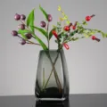 Rauchgraue Glasvase mit künstlichen Beerenweigen, moderne minimalistische Heimdekoration. - Kleine quadratische Rauchgrau