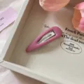 Gedetailleerd overzicht van een schattige roze stoffen BB haarspeld, perfect voor Koreaanse stijl. - Waterdruppel Stijl / Dieproze