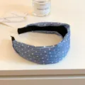 Primer plano detallado de la diadema azul plisada de lunares con un diseño ancho y elegante. - Lunares Azules