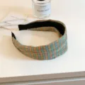 Vista detallada de una diadema de cuadros coreana, con tela naranja y verde para las mujeres. - Cuadros Naranja Verde