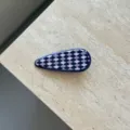 Detailansicht der blau-lila Rauten-Acetat-Haarspange mit feinem geometrischem Muster. - Marineblau Kariert Entenclip