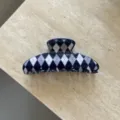 Koreanischer Acetat Argyle Haarklammer Detailansicht mit stilvollem blauem Karomuster. - Marineblau Kariert Große Haarkralle