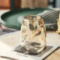 Amberkleurige glazen vaas voor bloemen, moderne minimalistische woonkamerdecoratie, tafelstuk. - Kleine amberkleurige vazen