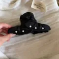 Pince à cheveux en tissu organza noir avec perles élégante pour coiffure demi-queue. - Noir