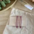 Nahaufnahme Detailansicht von lila tropfenfoermigen Haarklammern auf Karte, Lifestyle Flat Lay. - Rosa (1 Paar)