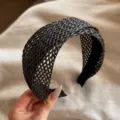 Détail de serre-tête large tissé noir, design en maille élégant accessoire cheveux femme. - Maille Ajourée / Serre-tête torsadé noir