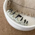 Serre-tête ondulé et dentelé vert sauge pour femme, accessoire élégant pour coiffure quotidienne. - Vert