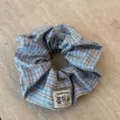 Nahaufnahme des blauen karierten Stoff-Haargummis, handgefertigter elastischer Pferdeschwanz. - Blau Karoliertes Scrunchie