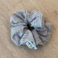 Blaues gestreiftes Stoff Haargummi im Detail, süßes alltägliches Zopfgummi für Damen. - Blue Striped Scrunchie