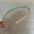Vue détaillée du serre-tête rembourré en cuir vert menthe, montrant son volume et sa texture douce. - Vert