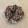 Braune Karo Haargummi Detailansicht, weicher Stoff Haarschmuck für Alltag, süßes Retro Accessoire. - Kaffee Karomuster Haargummi