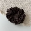 Coletero de satén plisado marrón oscuro vista detallada, elegante accesorio para el pelo. - Marrón Oscuro