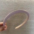 Vue rapprochée du serre-tête en cuir matelassé lavande, montrant texture et belle finition. - Violet