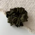 Coletero de pelo de satén plisado verde de doble capa soporte para coleta estilo elegante - Verde oliva