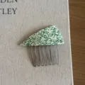 Triangle acetate hair comb side pin for women stylish hair styling tool hair accessory detail view - Green