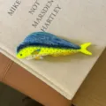 Jolie pince a cheveux poisson, detail d'accessoire en acetate bleu et jaune vif. - Poisson Tacheté