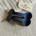 Primo piano dettagliato di una graziosa molletta per capelli a osso blu con pois rosa. - Pinza a Osso Grande / Denim Pois