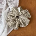 Retro Blumen Haargummi mit handgemachten Etikettendetail, elegantes Haarband für Damen Pferdeschwanz. - Scrunchie / Beige Geblümtes Haargummi