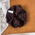 Retro Punkte Haargummi dunkelbraun blaue Punkte Haargummi sanftes Haaraccessoire Detail - Scrunchie / Kaffee Gepunktet