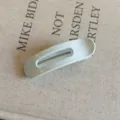 Détail de pince à cheveux ovale bleu clair, barrette bec de canard minimaliste pour usage quotidien. - S / Bleu clair