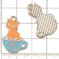 Simpatici ciondoli in metallo gatto smaltato in tazza per collane e braccialetti fai da te. - Gatto Arancione Tazza Blu / 1 Pezzo/Confezione / Arancione