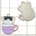 Ciondolo gatto cartone animato in smalto lega charm DIY bracciale collana accessorio - Gatto Bianco Tazza Viola / 1 Pezzo/Confezione / Bianco