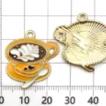 Ciondolo tazza di caffè in lega smaltata colorata per accessori di gioielli fatti a mano. - Tazza da Caffè e Piattino Gialla / 1 Pezzo/Confezione / Giallo