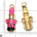 Goldfarbene Emaille Lippenstift Anhänger mit rosa Schleife für DIY Schmuckherstellung. - Schleife Lippenstift / 1 Stück (26x11mm) / Rosenrot/Schwarz