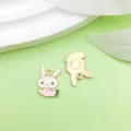 Grazioso ciondolo coniglio smaltato accessorio gioielli DIY, charm dolce coniglietto. - Ciondolo Coniglio con Carota (17506)
