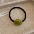 Eenvoudige haarelastiek met ovale stippenmraal, groene harskraal met elastische band. - Olijfgroen