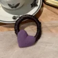 Chic coletero oscuro con colgante de corazón de tela morada, ideal para bonitos peinados diarios. - Púrpura