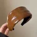 Koreanischer breiter Leder Haarreif für Damen, stilvoller brauner zerknitterter Haarschmuck. - Kaffee PU-Leder