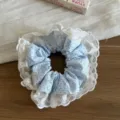 Primer plano del coletero de lunares azul claro con delicado borde de encaje blanco. - Coletero Encaje Azul