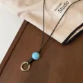Cordón de gafas de cuero negro estilo coreano con cuenta azul y anillo de metal. - Cuenta Azul