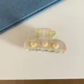 Pince à cheveux moyenne en acétate avec motif à carreaux, strass et cœurs mignons. - Style à Carreaux Coeur Jaune