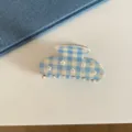 Belle pince à cheveux à carreaux bleu et blanc avec strass et fleurs acétate détail - Style Floral à Carreaux Bleu